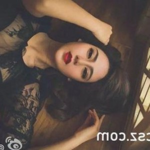 明星情侣互动新动态：幕后故事揭秘与甜蜜瞬间解读