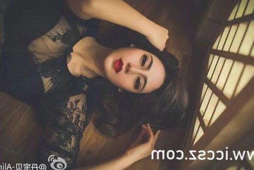 明星情侣互动新动态：幕后故事揭秘与甜蜜瞬间解读